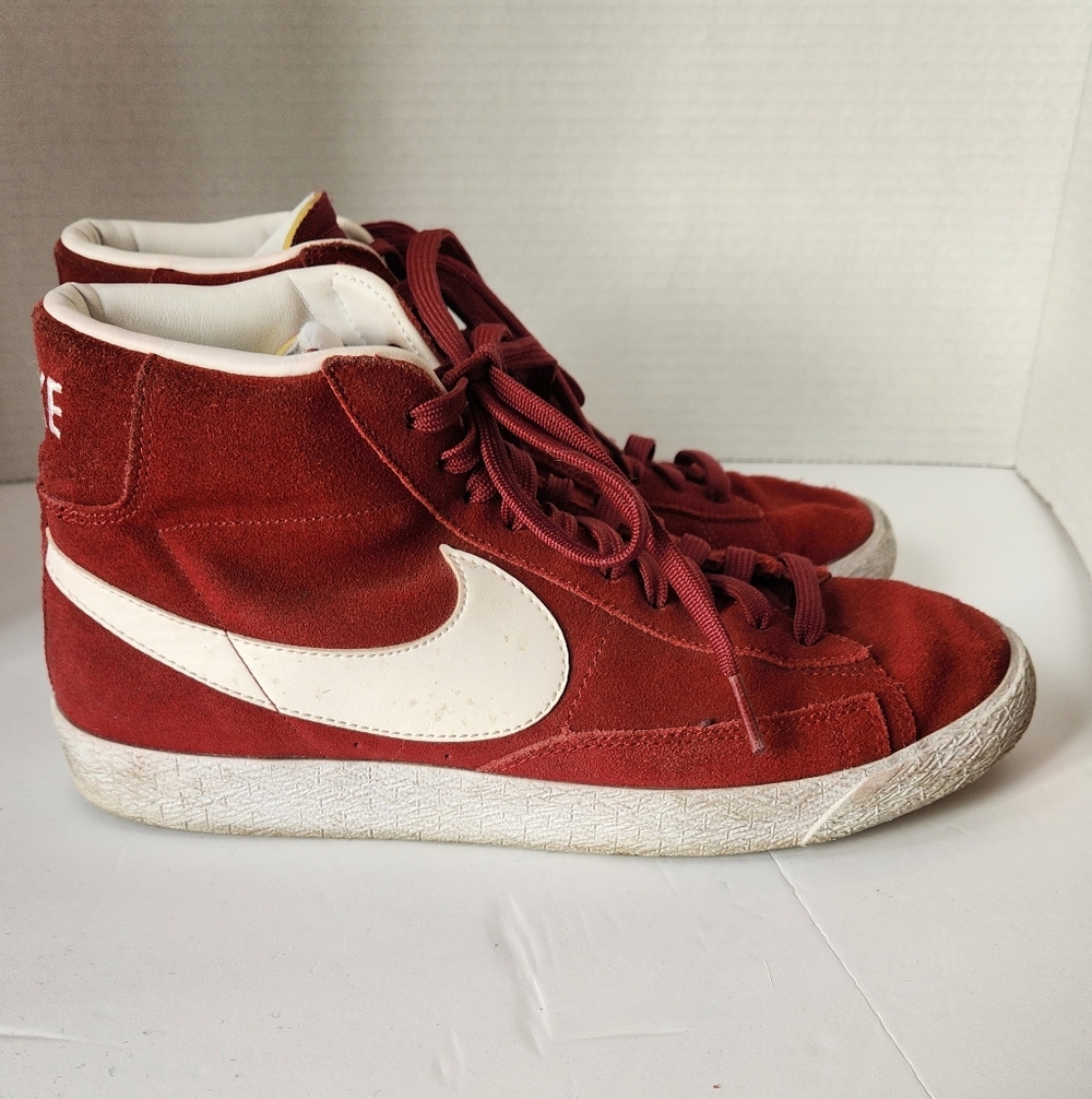 Nike men’s Maroon Suede High-Top Sneakers with White Swoosh Size 9
